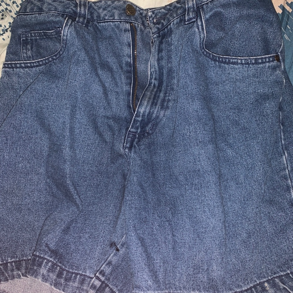 Capri jean blue shorts size 10 reach mid thigh